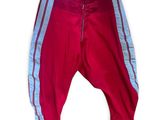pantalons rouges et bleus avec des fermetures éclair sur les côtés