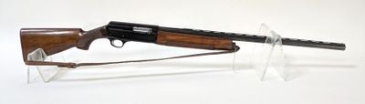 un fusil posé sur un socle transparent, sur une surface blanche