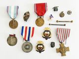 de nombreuses médailles et insignes sur un fond blanc