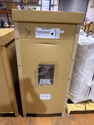 une boîte en carton posée sur une palette