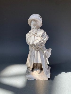 une petite statue représentant une femme tenant un bébé dans ses bras
