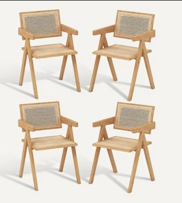 quatre chaises en bois avec une assise et un dossier tressés