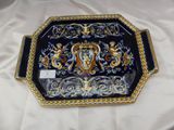 une assiette bleue et dorée ornée d'un motif