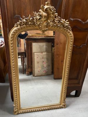 Un MIROIR à poser en bois sculpté et doré, à décor de fleure…