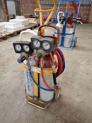 une photo d'un détendeur de propane muni d'un tuyau