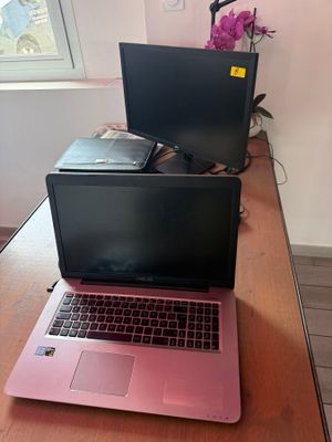 deux ordinateurs portables posés l'un à côté de l'autre sur une table en bois
