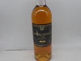 une bouteille de whisky posée sur une surface blanche, avec un fond blanc