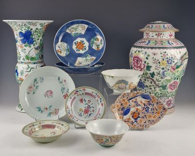 de nombreux types de plats et de bols en porcelaine exposés