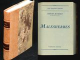 deux livres posés côte à côte sur une table