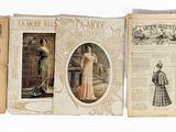 Plusieurs livres anciens sont alignés sur une surface blanche