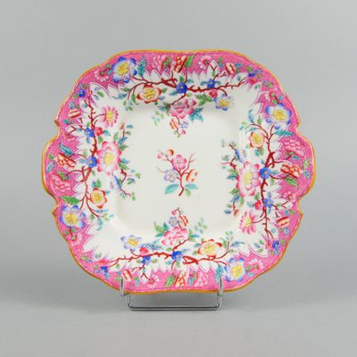 une image représentant une assiette rose et jaune ornée de fleurs