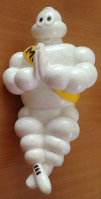 une sculpture en ballons représentant un homme tenant une banane à la main