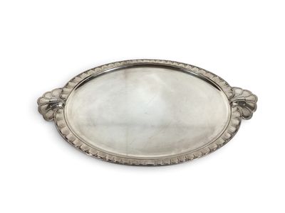 un plateau ovale en argent avec un motif décoratif sur le bord