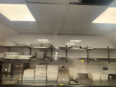 une grande cuisine avec beaucoup de vaisselle sur le plan de travail