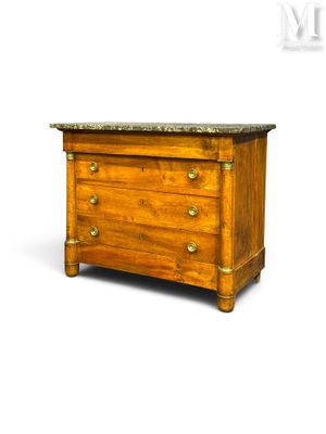 une image d'une commode avec un plateau en marbre