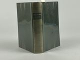 un livre posé sur une surface blanche