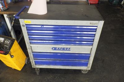 une armoire à outils bleue surmontée d'un cône