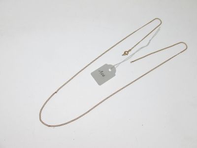 un collier muni d'une étiquette, posé sur une table
