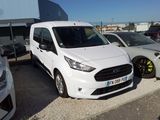 une camionnette blanche garée dans un parking à côté d'autres voitures