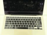 un ordinateur portable posé sur une table blanche