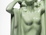 une statue verte représentant une femme les mains sur la tête