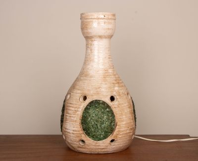 ACCOLAY. Lampe en grès à émail beige , ponctué de quatre méd…