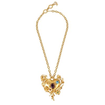 un collier plaqué or avec un pendentif en forme de cœur au bout d'une chaîne