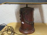 une lampe posée sur une table et munie d'un abat-jour