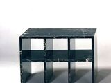 une table noire surmontée d'une étagère en verre