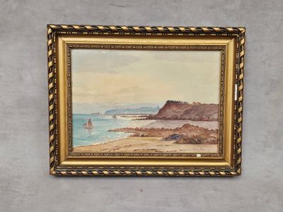 tableau représentant une scène de plage avec un voilier sur l'eau