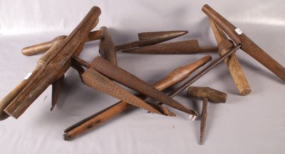 beaucoup de chevilles en bois posées sur une table