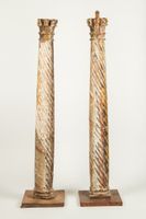 Paire de grandes colonnes cannelées obliques en bois sculpté… (photo 2)
