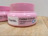 deux pots de crème anticellulite posés sur une table
