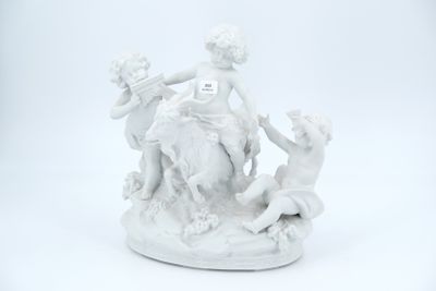 une figurine blanche représentant un garçon et une fille à cheval