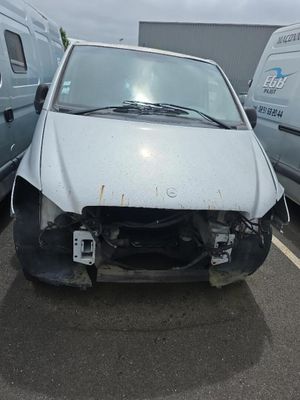 une photo d'une voiture endommagée dans un parking