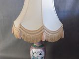 une image d'une lampe de table avec un abat-jour blanc