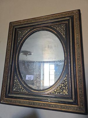 la photo d'un miroir accroché au mur