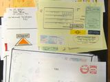 de nombreux types de papiers de courrier différents sur la table