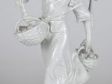 statue d'une femme tenant un panier et un chien