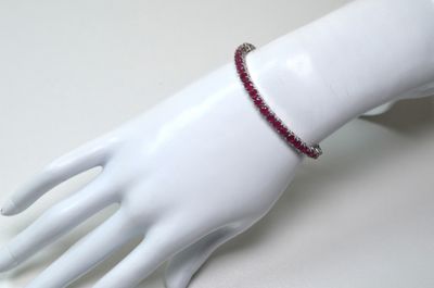 un gros plan d'une main portant un bracelet