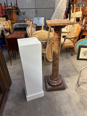 beaucoup de chaises et de tables dans une pièce