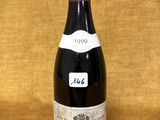 la bouteille de vin rouge est posée sur la table