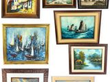 de nombreux tableaux accrochés les uns à côté des autres sur le mur