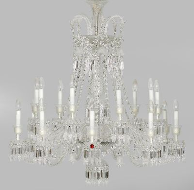 une image représentant un grand lustre en cristal suspendu au plafond