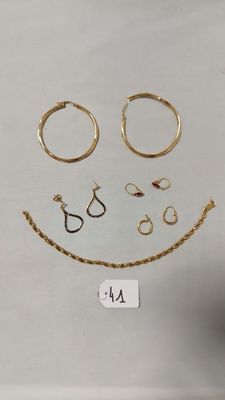 un smiley composé d'anneaux en or et d'autres bijoux