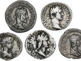 six pièces de monnaie romaines antiques sur lesquelles figurent des portraits d'hommes et de femmes