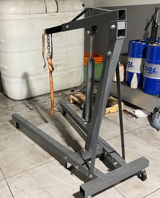 une photo d'un garage avec plusieurs fûts et une grue