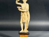 une image représentant la statue d'un homme tenant un livre