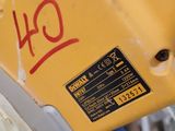 gros plan d'une machine jaune avec un marqueur rouge dessus