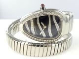 un bracelet en argent sur lequel est montée une montre noire et blanche
